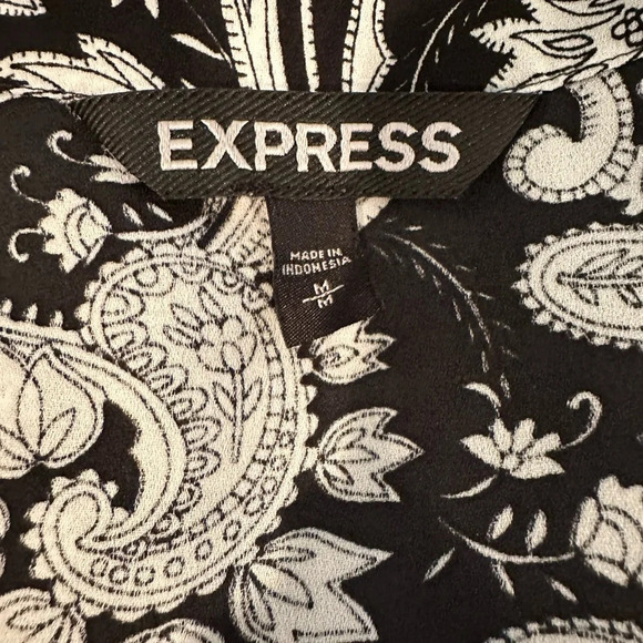 Express Paisley Cold Shoulders Top Short Sleeves Black White Sz Med Button Front - Picture 7 of 8